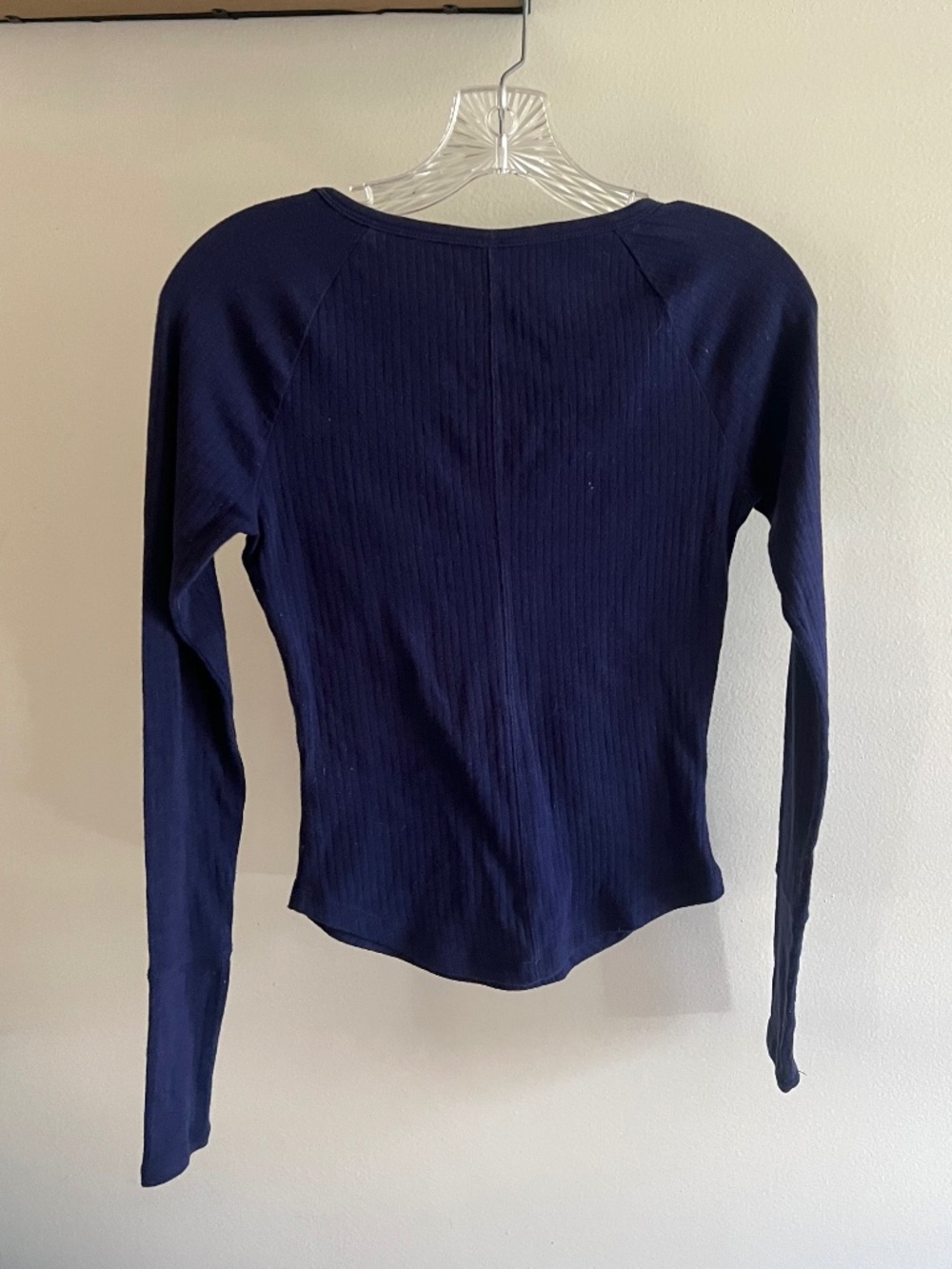 🪞 Navy blue ribbed stretch long sleeve top with a v-neckline women size XSmall - Picture 3 of 3